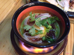 Bò Waka quanh lửa hồng