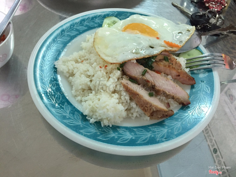 Cơm sườn trứng. Màu của miếng sườn tự nhiên, không ướp màu đậm.