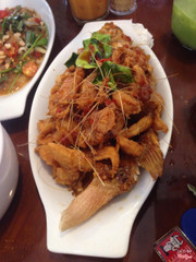 Món cá thần thánh của quán