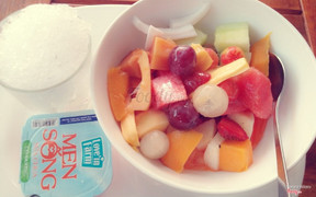 Bưng ra cái tô to muốn xỉu luôn, quán để riêng đá bào với hũ yaourt riêng luôn