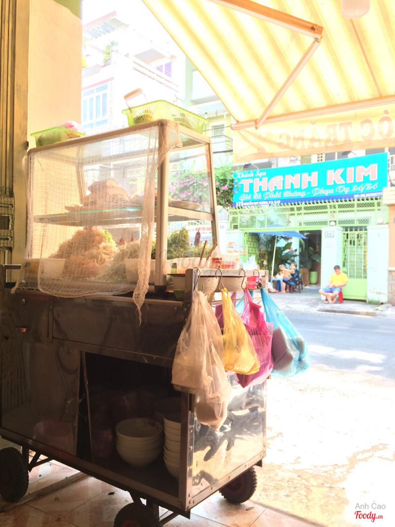 Quán lấy vải mùng để che lại tránh bụi côn trùng 