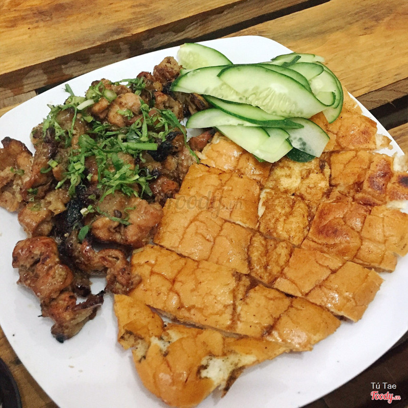 Bánh mì nướng + thịt xiên nướng