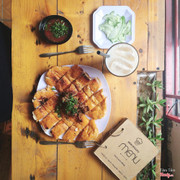 Phần ăn với 2 bánh nướng và 2 xiên thịt. 