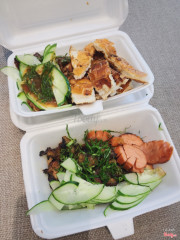 Xịt xiên ngon nướng k bị khô quá , vị đậm đà kèm theo sốt ăn kèm sánh sánh . Mặc dù 9k/xiên nhưng xiên dài cũng nh lắm . Bánh mì nướng đc phết sauce gì đó trc khi nướng nên ăn vỏ giòn bên trong thì mềm , có vị mặn mặn ngọt ngọt ăn khá ngon , 1m xơi 2 cái cũng đc ý chứ . Quán này có ship trong pham vi 5km đồng giá 15k hết . Nói chung là ưng . Số gọi ship đây ai ăn thì gọi thử coi 098.767.2442 ship cũng nhanh lắm . Ship tới nơi vẫn còn nóng cơ 