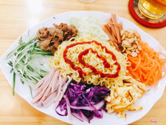 mì trộn ngũ sắc