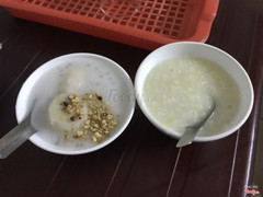 Chè nóng của quán. Tưởng không đông ai ngờ đông không tưởng!