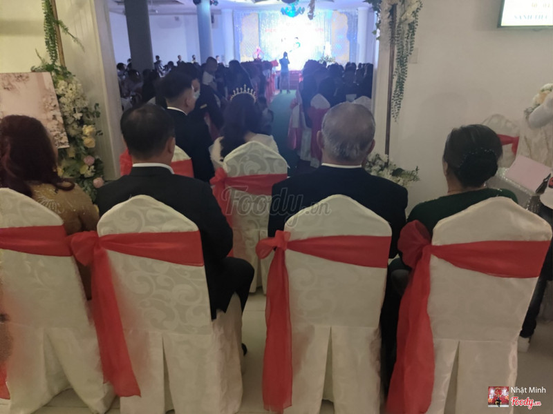 Chờ cử hành hôn lễ