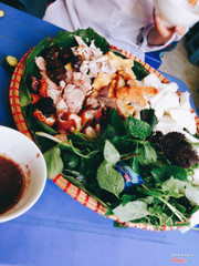 Bún đậu mẹt đầy ú ụ luônnnn. Một suất là 30k. Phòng điều hoà thoáng mát. Nhân viên hoà đồng luonnn. Hôm đấy no ơi là no tại siu đầy luônnn í❤️❤️❤️ sẽ ủng hộ quán dài dài