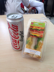 Bánh sandwich thịt nguội trứng chiên - 21k và Coca Cola Light - 11k