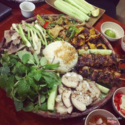 Đến với Nhà hàng Ẩm thực đồng quê - Lợn mẹt Tây Bắc, quý khách sẽ được thưởng thức thịt lợn mán vô cùng tươi ngon được đựng trong những chiếc mẹt nhỏ xinh. 
Nhà hàng có không gian rất ấm cúng, gần gũi