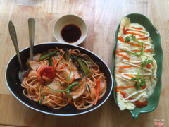 Cơm cuộn trứng, bên trong có khô gà, nêm nếm vừa ăn.