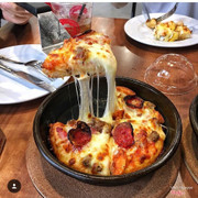 Thích pizza hut gheeee :> cheese siêu nhiều,thơm ít ngấy mình gọi vị hải sản và thịt tổng hợp! :))) Tổng thể rất ok nhân vien phục vụ và tư vấn nhiệt tình nữa nên cũng có ưngg 😍😍 Chi nhánh này cũng tương đối rộng rãi thoải mái