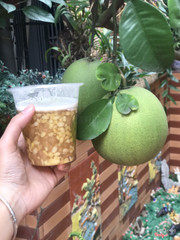 Cốc chè cực nhiều cùi , chè sáng mà cùi bửoi thì k có bị đắng