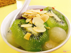 Khúc bạch trái cây, 2 miếng kiwi chà bá