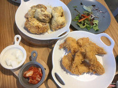 Gà ngon nah, không gian cũng okie , đi gia đình hay hẹn hò cũng okie hết nah .