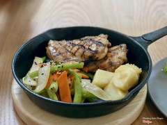 Gà nướng truyền thống: thịt gà rất thơm và ngon, rau xào ăn kèm vừa miệng