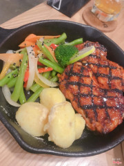 Gà mềm nhưng không hề ngán. Ăn cùng khoai và rau cực hợp