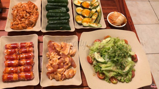 Quán nằm trong hẻm khá dễ tìm. Không gian dễ thương nhẹ nhàng sạch sẽ đẹp mắt. Mình đi 2 người ăn 4 món nướng với đĩa salad mè rang khá ok. Mỗi món nướng 49k quá rẻ. Sẽ quay lại ủng hộ