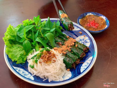Nấm cuốn lá lốt ăn kèm với bánh hỏi hoặc bún.  Đặt biệt nước chấm cực kì xuất sắt. nhân làm từ nấm tự làm, không sử dụng đồ đông lạnh.