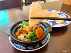 Phở áp chảo.  Bánh phở đc chế biến rất ngon miệng. Nước sốt và nhân là hoàn toàn từ rau củ tự nhiên tốt cho sưc khoẻ. 