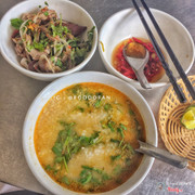 1 tô cháo + 1 tô lòng trộn : 20k