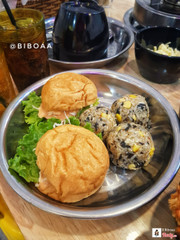 Burger và Cơm Cuộn