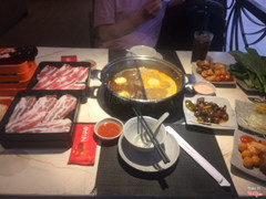 Mình đã ăn tại hotpot story rất nhiều lần. Nhưng ngon nhất vẫn là hotpot story chi nhánh này. Món ăn phong phú. Phục vụ nhiệt tình. Đi vào giờ trưa vắng nhân viên nhưng bạn vẫn phục vụ tận tình. Sẽ quay lại ủng hộ