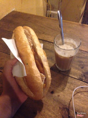 Bạc xỉu + bánh mì nem khoai