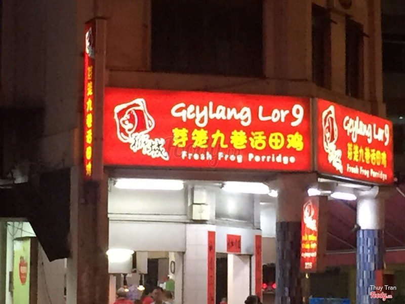 Quán nằm tại góc đường Geylang, Lor (ngõ 9)