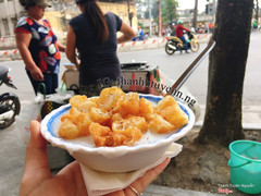 Cháo nhà ô chính xác là nằm ở ngã tư Tạ Quang Bửu - Lê Thanh Nghị, cuối tuần thì cô bán ở chỗ đối diện ngõ 17 Tạ Quang Bửu. Cô thường bán từ 4h chiều đến khi hết thì thôi. Cháo nhà cô thơm, mịn, tuy hơi lỏng nhưng giá 8k cho học sinh sinh viên thì đã là hợp lí rồi ))