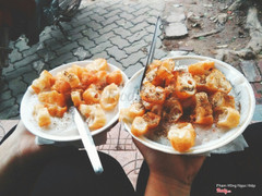 Ở đây có 2 quán cháo sườn nha. 1 quán có bàn ghế và 1 quán k có bàn ghế.Thì mình ăn ở quán k có bàn ghế nha.Cháo ở quán này chỉ có 8k thôi :) siêu rẻ luôn :) Trời lạnh lạnh mát mát mà ăn bát cháo này là ấm bụng ngay :) Ở đây có cháo trai và cháo sườn.Cháo trai có vẻ đậm đà hơn cháo sườn nên lúc nào cũng đắt hàng hơn :) cả cháo còn ăn kèm với quẩy nữa :) Vì chỉ có 8k/1 bát thôi. nên mn cũng đừng quá khắt khe đánh giá này nọ, giá như vậy với 1 bát cháo đầy ắp này là quá ổn r ạ :) Thêm nữa là bác trai bán hàng vô cùng nhiệt tình cả đáng yêu, thấy bác cứ bê cháo chạy hết bên này đến bên kia toát mồ hôi. mà mình đến ăn bác vẫn mời vào nhẹ nhàng, hỏi "con ăn cháo à, con ra kia ngồi kìa, cô đang đẩy xe đấy con" :) xong còn dậy mình cách ăn cháo như nào cho khỏi bị nóng :) r 1 câu 2 câu đều bác với con. nghe ấm áp cực ❤ 