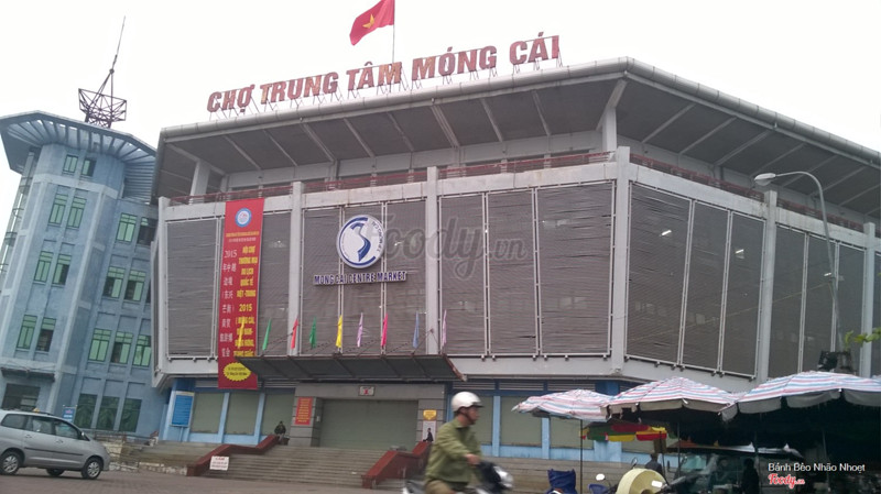 Từ quán nhìn thẳng sang chợ MC1