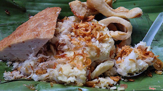 Chưa bao giờ thấy cô Mây cáu với ai cả, bàn tay thoăn thoắt không ngừng nghỉ không một động tác thừa gọn ghẽ. Miệng hỏi khách tay gói xôi. Hạt xôi đậm đà, hành phi thơm vô cùng, miếng chả beo béo ngập miệng, xin tóp mỡ rồi xin trả tiền cũng ko được vì tóp mỡ”phải” miễn phí. Hơn 20 năm, mà đội nắng đội mưa góc phố Hàng Bài LTK, gánh xôi vẫn ấm áp rôm rả đông đúc ngày qua ngày. Cả chả ruốc hành phi tóp mỡ, 15k cho một sáng bình dị như thế...bên cạnh chiếc ghế nhựa của cô Mây