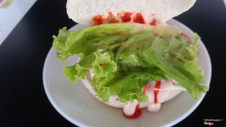 Bên trong burger bò trứng, chưa ăn gì