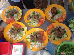 Đây là món ăn mà khách ưa chuộng ở quán.có canh lun để đỡ khô khan