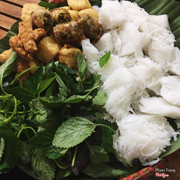 Bún đậu làng mơ 😝 về giá cả thì có chút nhỉnh hơn các quán bún đậu khác nhưng bù lại quán có điều hoà, đang free 1 coca nếu làm đủ các bước check in tại quán hehe về đồ ăn thì mình thấy mắm tôm ở đây pha ko ngon, ko thơm và dậy mùi. Đậu nóng giòn tan trong miệng,thích cái này nhất 😝