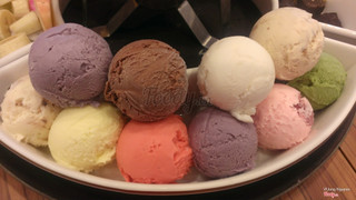 Viên màu cam không ngon, nhưng không biết là kem gì. Các bạn không nên gọi kem này nhé, nếu muốn thử cho biết thì gọi thử vị lạ lạ