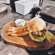 Burger bò với thịt xông khói - 85k