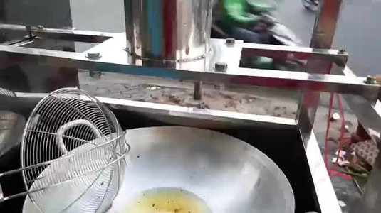 Bé An - Bánh Mì Chả Cá