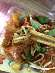 Rất nhiều tóc trong bánh tráng bơ, nhìn mà khôh muốn ăn luôn 