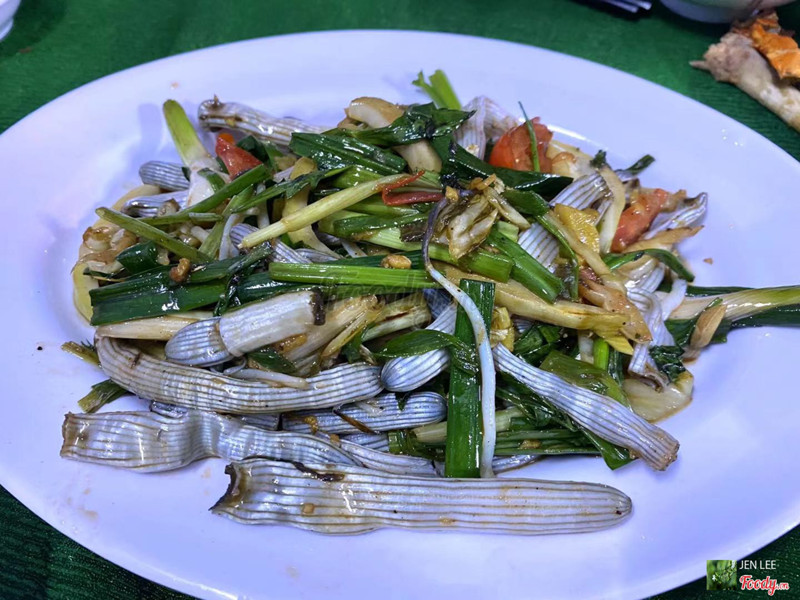 sá trùng xào hành lá ( quán còn có món sá sùng khô chiên thập cẩm)