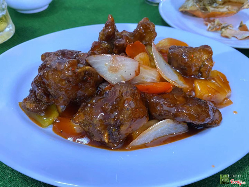 sườn xào chua ngọt không đụng hàng về chất lượng, thịt tươi bên trong mọng nước k bị khô