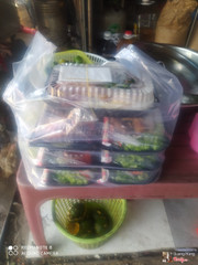 Đầu tiên đập vào mắt mình khi shipper tới giao hàng. Mình đặt 7 phần ăn. Nhà hàng đóng gói đồ ăn quá bắt mắt, dù mình ở xa nhưng món ăn tới nơi vẫn nóng. Đồ ăn thì ngon cực kì... Rất ngon