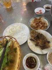 Đồ ăn ngon, nhân viên phục vụ quá tệ, kêu món sụn gà ừ cho đã, ra báo đợi 25’, 25’ sau ra báo đông qua bếp không nhận món đợi thêm, mình nói khỏi luôn, ko bao giờ quay lại