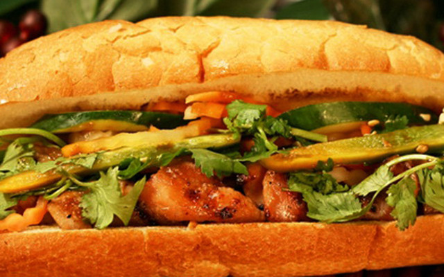 Bánh Mì Heo Quay - Chợ Phạm Văn Hai