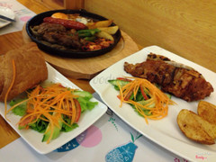 Bò bít tết và sườn nướng