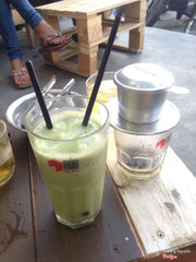 Sinh tố chuối - trà xanh hương liệu 25k và cafe rang bơ pha phin dùng với sữa đặc, giá nhiêu ko nhớ