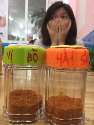 2 lọ gia vị để thêm vào khi bạn cảm thấy mì chưa "tới" :))