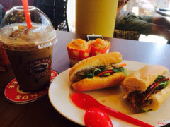 Quán nằm mới mở nên rất đông khách, có 2 lầu, lầu 1 rất đông, lầu 2 khá thoáng nhưng không có máy lạnh, giống sân thượng hơn, nếu đến vào buổi tối thì ngắm xuống cực thích, decor quán xinh, nhân viên lại rất nhiệt tình và thân thiện, hầu như lần nào đến cũng đợi order hơi lâu, nếu không đến vào sáng sớm thì nguy cơ hết bàn rất cao, ở đây sạch sẽ, lầu 1 bàn ghế để hơi chật lối đi, nhà vệ sinh cũng sạch sẽ hơn những chỗ khác, về phần thức uống thì menu ở đây hơi hạn chế, không đa dạng như phúc long, urban starion, effoc... Giá bánh mì khá rẻ chỉ 19.000 nhưng ăn cũng ngon, cà phê ở đây theo mình hơi đắng, nhưng quán có cung cấp nước đường cho khách dùng, à ở đây không cho mang đồ ăn từ bên ngoài vào nha, nhưng chi nhánh này thoải mái hơn khi cho khách chơi bài.