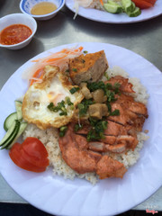 cơm tấm sườn nướng chả ốp la